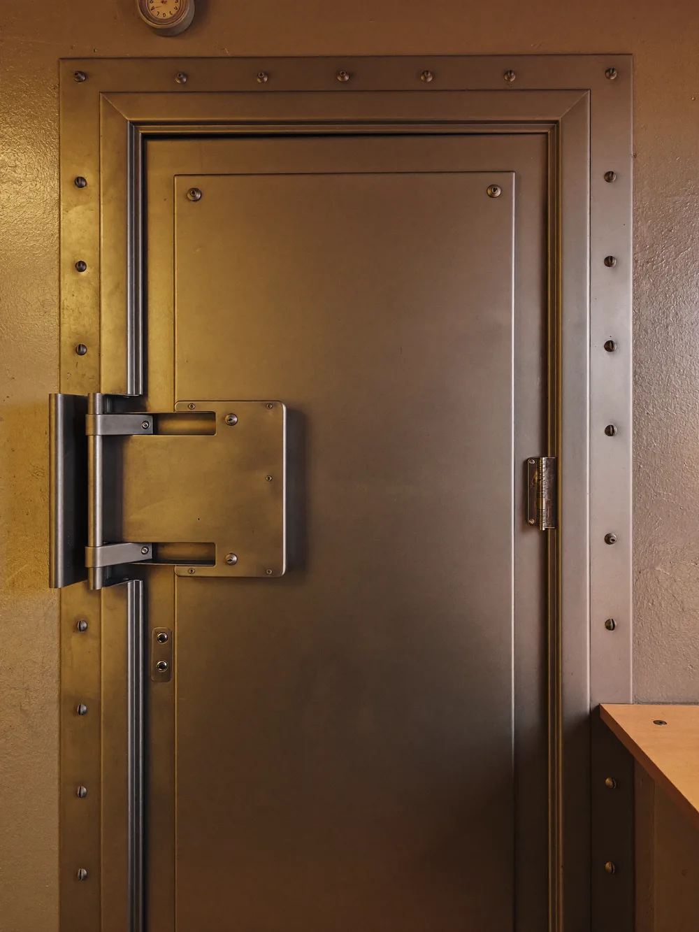 Puerta antiokupa de acero reforzado instalada por Leva Cerrajeros en una vivienda de Valladolid