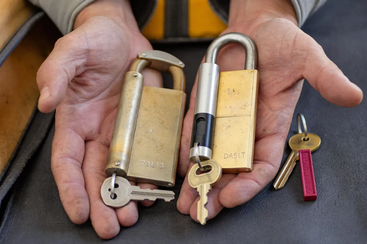 Cambio de cerradura en Valladolid: bombín antiguo desgastado junto a un bombín de seguridad nuevo instalado por Leva Cerrajeros con sus llaves