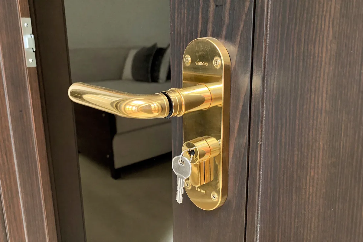Cerrojo antibumping de alta seguridad recién instalado por Leva Cerrajeros en una vivienda de Valladolid